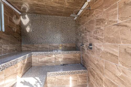 une salle de bain avec une douche avec un banc dedans dans l'établissement Villa Luisana, à Las Lajas