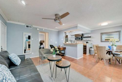 una sala de estar con un sofá y una mesa en 1BD Condo DFW South I04, en Sowers