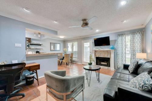 una sala de estar con un sofá y una mesa en 1BD Condo DFW South I04, en Sowers