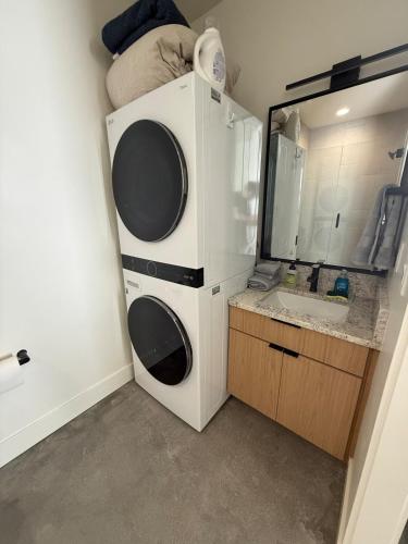 een kleine badkamer met een wasmachine en droger bij Star Valley Barndominium Unit B in Thayne