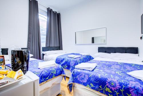 Postel nebo postele na pokoji v ubytování Joel Hotel