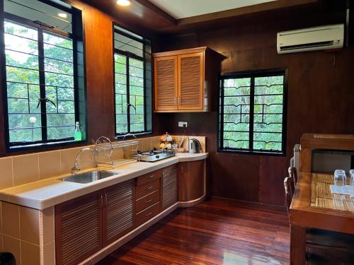 Kuchyň nebo kuchyňský kout v ubytování Sepilok Forest Edge Resort