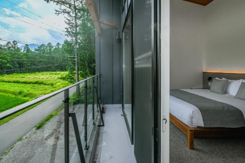 Postel nebo postele na pokoji v ubytování Yamaemi, Spacious luxury chalet 5br, onsen bath