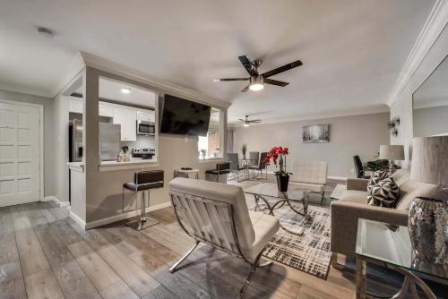 Μια τηλεόραση ή/και κέντρο ψυχαγωγίας στο Lux 2BD Apt Pool SixFlags Grand Prairie GP54C