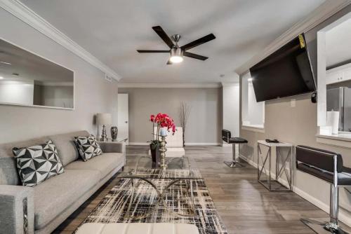 Μια τηλεόραση ή/και κέντρο ψυχαγωγίας στο Lux 2BD Apt Pool SixFlags Grand Prairie GP54C