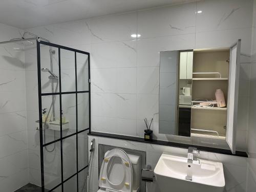 Koupelna v ubytování OYUSTAY Clark Terrace condo Staycation with 2 beds near airport HANN CASINO