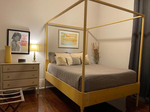 Postel nebo postele na pokoji v ubytování Historic Marigny House mins to French Quarters!