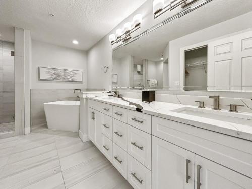 Ένα μπάνιο στο Family-Friendly 3-Bedroom Condo for 6 and 5 min to Disney