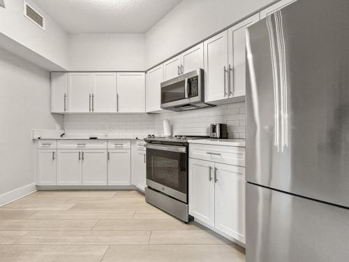 Family-Friendly 3-Bedroom Condo for 6 and 5 min to Disney photo 22