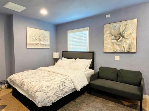 Postel nebo postele na pokoji v ubytování Sweet Home in Sacramento Only 2mins to Freeway