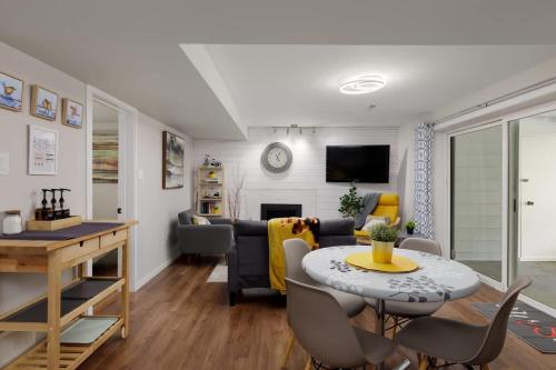 una sala de estar con una mesa y un sofá en Coho Trailside Comforts, en Brackendale