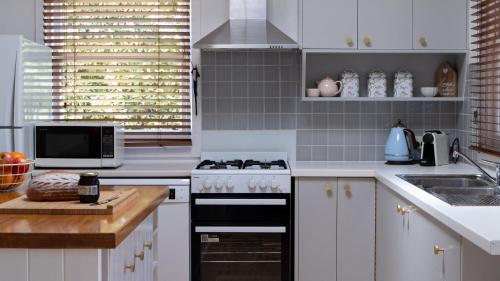 Kuchyň nebo kuchyňský kout v ubytování Pear Tree Cottage