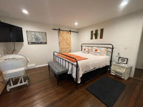 Postel nebo postele na pokoji v ubytování Modern Farmhouse Retreat North Fork Wine Country