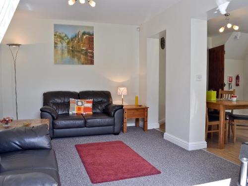SwimbridgeにあるMoleのリビングルーム(黒い革張りのソファ、テーブル付)