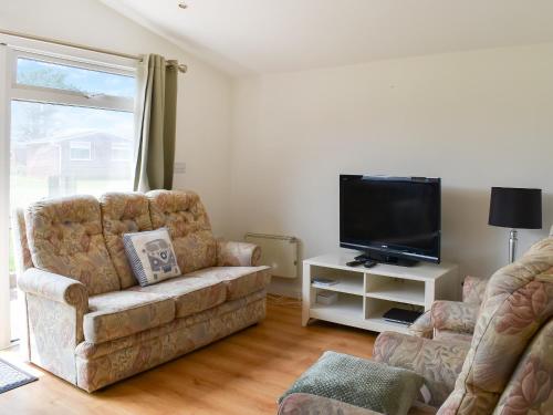 ein Wohnzimmer mit Couch und Flachbildfernseher in der Unterkunft Mother Ivy's Bay - Uk47553 in Saint Merryn