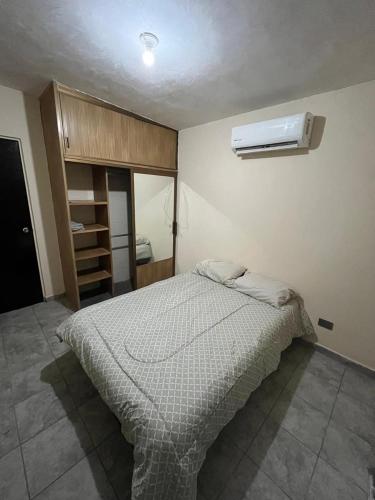 a bedroom with a bed and a air conditioner at Casa amplia y céntrica cerca de Laguna del Náinari in Ciudad Obregón
