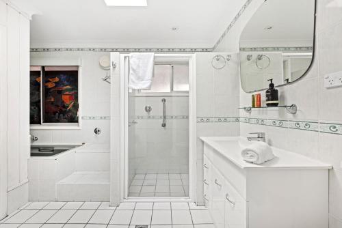 Koupelna v ubytování Gone Coastal - Pet Friendly with Swimming Pool