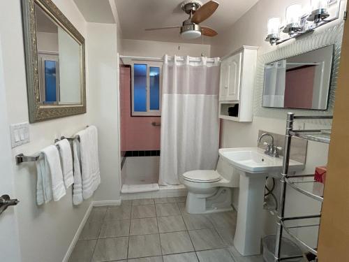 Koupelna v ubytování Casa Larrea Inn