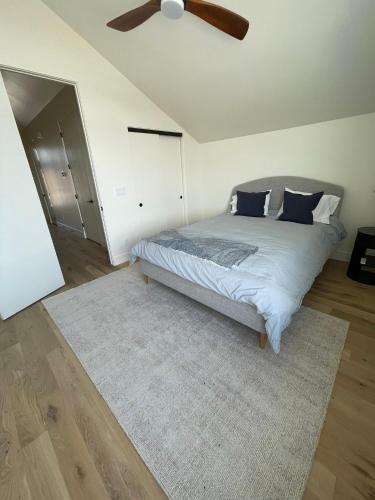 een slaapkamer met een bed met een plafondventilator bij Star Valley Barndominium Unit B in Thayne