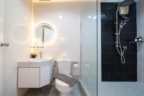 Et badeværelse på PoolHaus 3BR at Bangla Patong