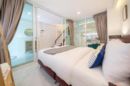 En eller flere senge i et værelse på PoolHaus 3BR at Bangla Patong