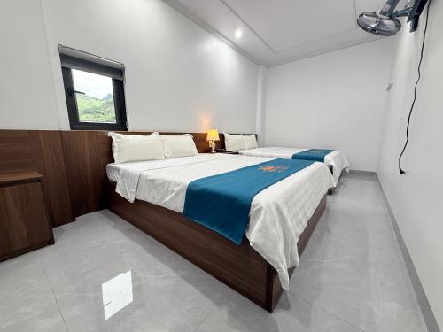 un dormitorio con una cama grande en una habitación en Snow Hotel, en Mèo Vạc