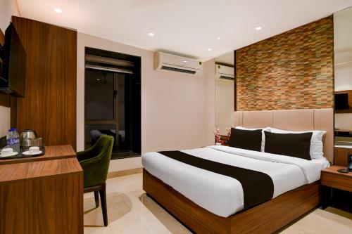 Postel nebo postele na pokoji v ubytování Super Townhouse Oak DLF Newtown Bus Terminal