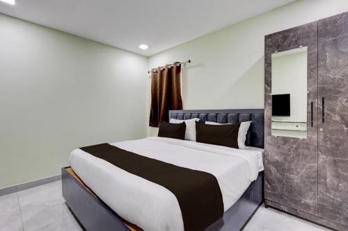 Ένα ή περισσότερα κρεβάτια σε δωμάτιο στο Hotel O Krishna Riverview Vijayawada Formerly Sikara
