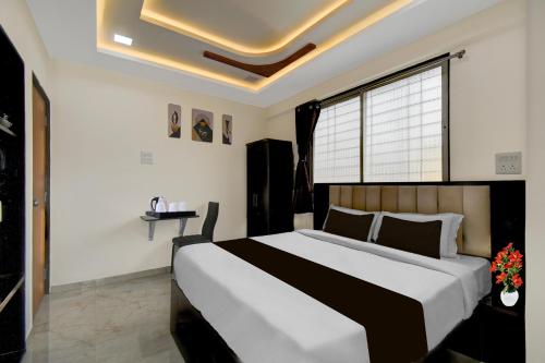 a bedroom with a large bed in a room at Super Townhouse Pimple Nilakh Pune in Dāpuri
