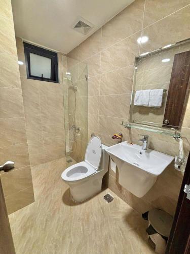 Hòn MộtにあるAsahi Luxstay - Apartment Luxcity Cẩm Phảのトイレと洗面台のあるバスルーム
