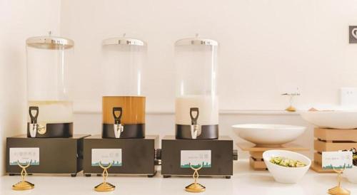 Una habitación con un montón de diferenciadores. en City Comfort Inn Foshan Sanshui Datang, en Xingrenbi