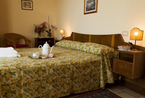 una camera d'albergo con un letto e un vassoio di cibo sopra di La Ginestra casa vacanze a Milo