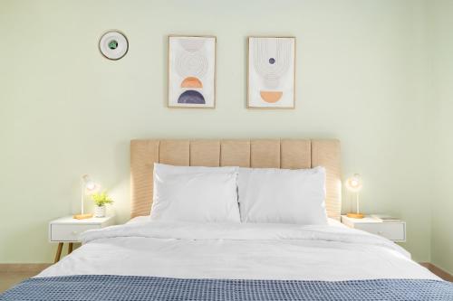 een slaapkamer met een wit bed en 2 nachtkastjes bij Tranquil Galilee Countryside Retreat by Sea N' Rent in Tefahot