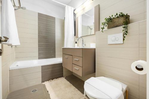 een badkamer met toilet, wastafel en bad bij Tranquil Galilee Countryside Retreat by Sea N' Rent in Tefahot