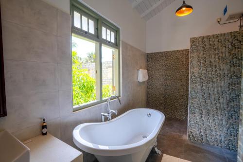 Ένα μπάνιο στο Amara Chairmans Bungalow