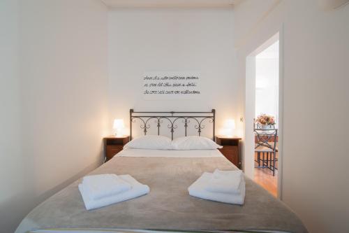 ヴェネツィアにあるSanta Maria Formosaのベッドとタオル2枚のある寝室
