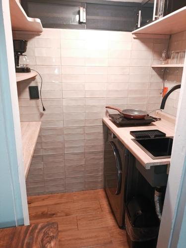a small kitchen with a stove and a sink at Alojamiento centrico visita ciudad de Mexico in Mexico City