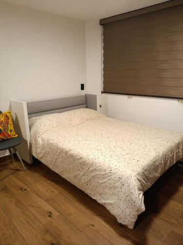 a bedroom with a bed and a window at Alojamiento centrico visita ciudad de Mexico in Mexico City