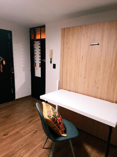 a room with a white desk and a chair at Alojamiento centrico visita ciudad de Mexico in Mexico City