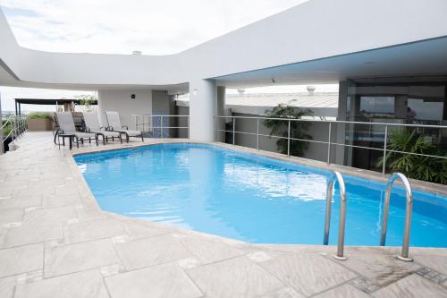 a swimming pool on the roof of a building at Perfecta Suite En Samborondon Plaza in Guayaquil