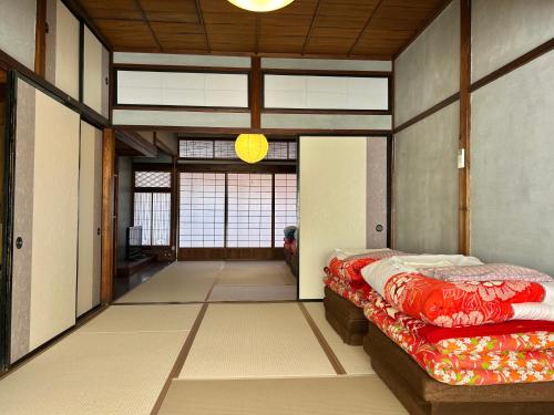 Ένα ή περισσότερα κρεβάτια σε δωμάτιο στο 漆喰の宿 東本