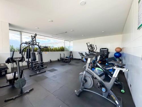 Fitness centrum a/nebo fitness zařízení v ubytování Apartamento con Excelente Vista con Piscina, Jacuzzi, BBQ y Balcón