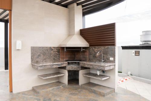a kitchen with a counter and a sink at Perfecta Suite En Samborondon Plaza in Guayaquil