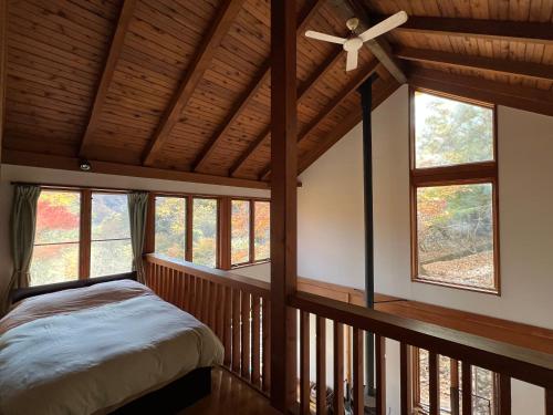 Postel nebo postele na pokoji v ubytování Cabin A MtFuji view, BBQ, lake Saiko 3mins, hammock, wood deck