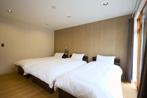 deux lits côte à côte dans une chambre dans l'établissement 康郷 箱根湯本, à Hakone