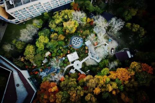 een uitzicht over een park met bomen bij Zhi Resort - Riverside in Dongwan