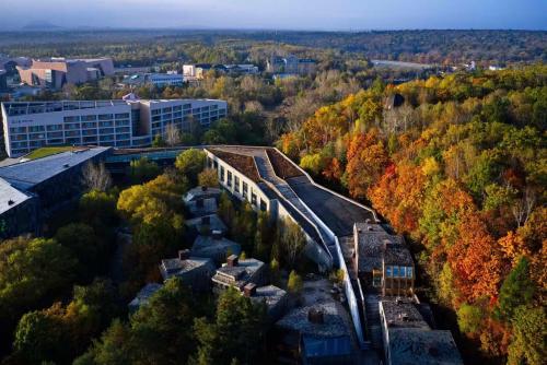 een luchtzicht op een treinstation in het bos bij Zhi Resort - Riverside in Dongwan