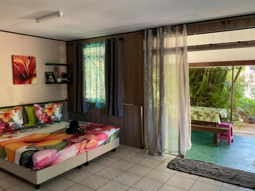 Un pat sau paturi într-o cameră la Tauraatini house F3 - MOOREA Maatea