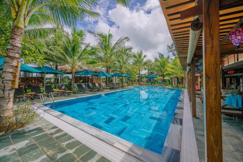 Πισίνα στο ή κοντά στο Hoianbang Beach Front Villa and Restaurant