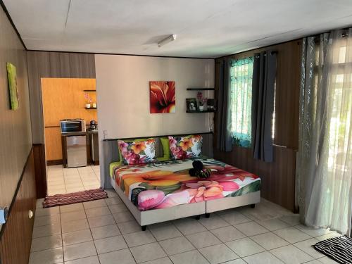 O bucătărie sau chicinetă la Tauraatini house F3 - MOOREA Maatea